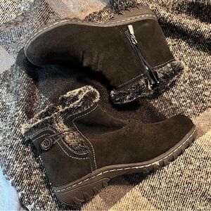 Khombu black suede ankle boots size 8M NWT no box faux fur trim side zip snow